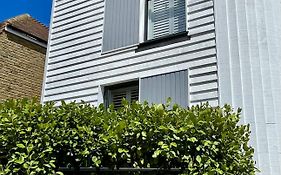 Salt Yard 2 - Stylish Whitstable Cottage - Free Parking - Beach - Harbour